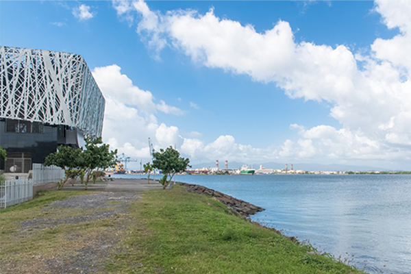 Vue panoramique du Mémorial ACTe à Pointe-à-Pitre, avec son architecture contemporaine distinctive en dentelle d'argent 