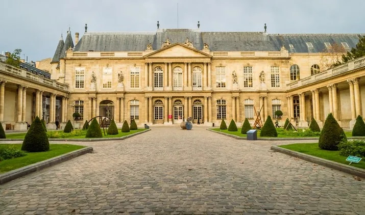 Vue extérieure du musée Carnavalet à Paris