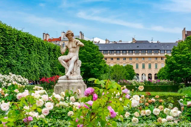 Jardin du Palais Royal au centre de Paris, France