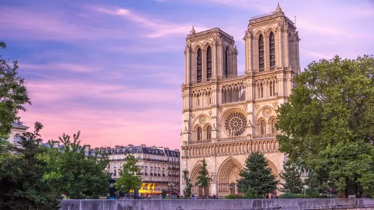 Vue de face de la cathédrale Notre Dame de Paris illuminée,