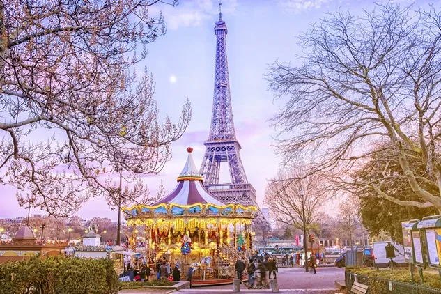 La Tour Eiffel et le carrousel vintage lors d&#039;une soirée d&#039;hiver à Paris