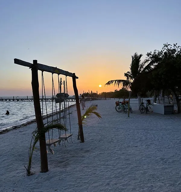 Photo de balançoires sur la place de Cancun