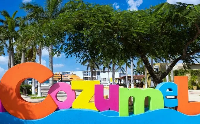 Mexique, Cozumel Letters sur la place centrale près de l'océan Malecon et du terminal de ferry de Cancun