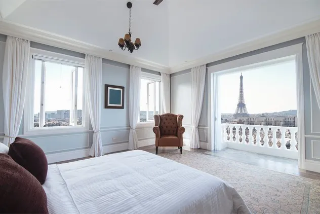 Chambre avec vue sur la tour Eiffel