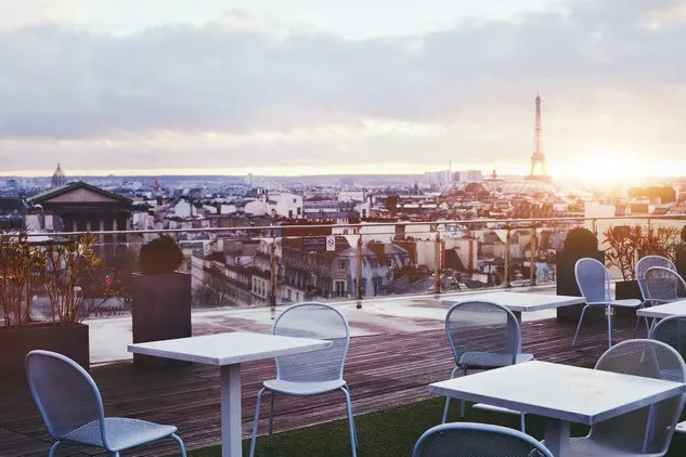 Rooftop à Paris avec vue sur la Tour Eiffel