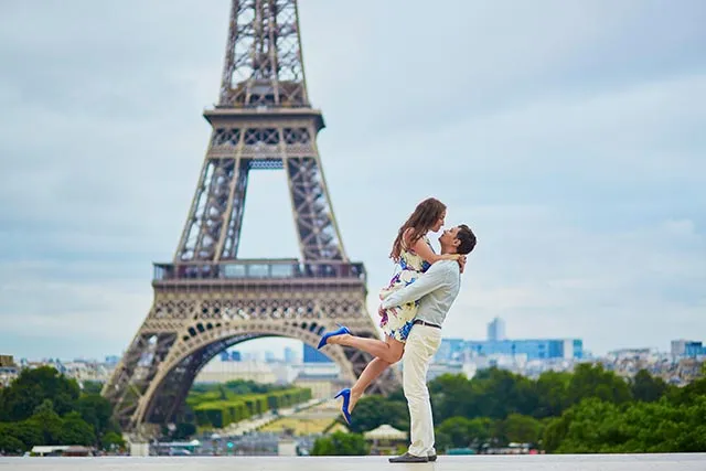 Couple romantique devant la tour Eiffel à Paris