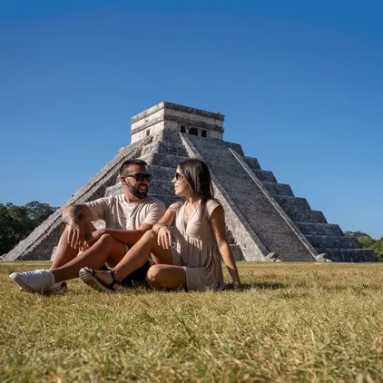 Couple assis à Chichen Itza