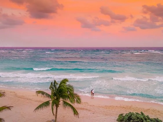 Couple regardant ocucher de soleil à Cancun