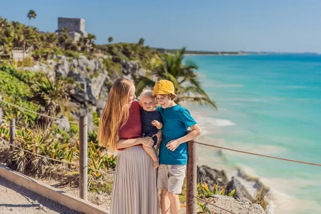 Mère et ses deux enfants à Tulum