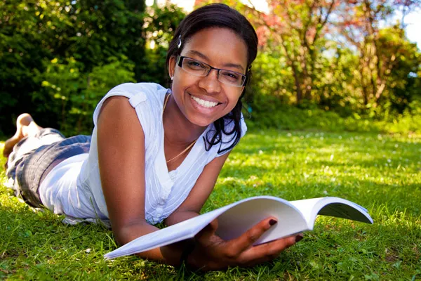 Photo d'une jeune fille en train de lire