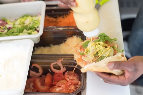 Photo d'un bokit et sa salade