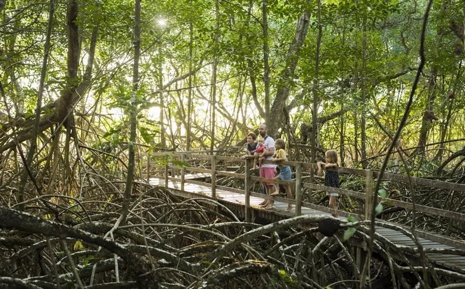 Famille au sentier des Salines