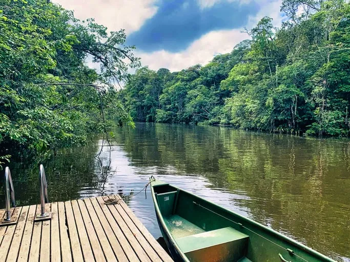 Photo d'une barque sur un fleuve en Guyane