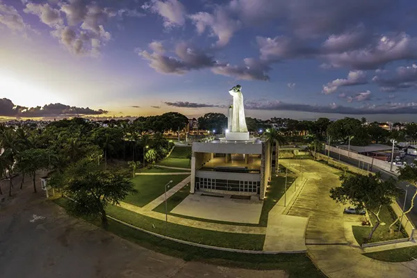 Monument moderne ou mémorial illuminé à Saint-Domingue, à proximité du Malecón et du front de mer animé. Symbole de la métrop