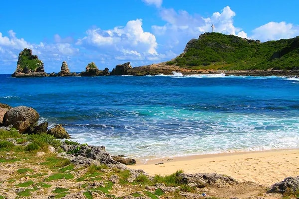 Paysage spectaculaire de la Pointe des Châteaux à Saint-François en Guadeloupe. Ce spot incontournable est idéal pour les jet