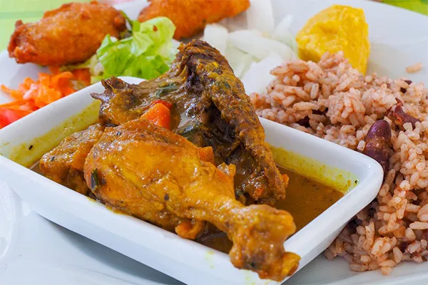 Authentique colombo de poulet guadeloupéen avec riz et haricots rouges, spécialité créole à déguster Chez Olivier à Sainte Ro