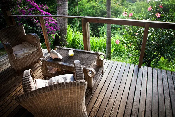 Terrasse privée en bois d'un gîte ou d'un bungalow en Guadeloupe. Cadre luxuriant et authentique idéal pour un séjo