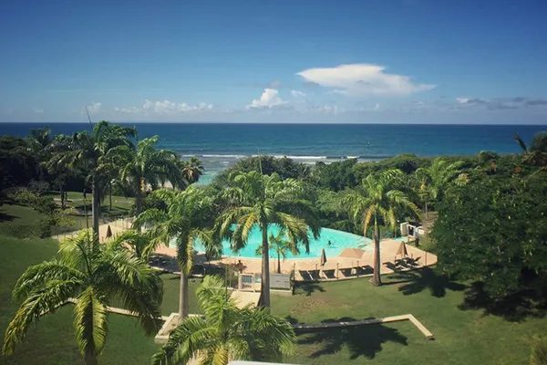 Vue mer et piscine d'une résidence hôtelière au Gosier ou à Saint-François. Hébergement idéal pour des vacances en Guade