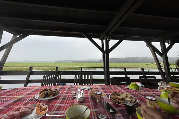 Une "maison flottante" ou abri traditionnel situé dans la réserve naturelle des Marais de Kaw, entouré par la végét
