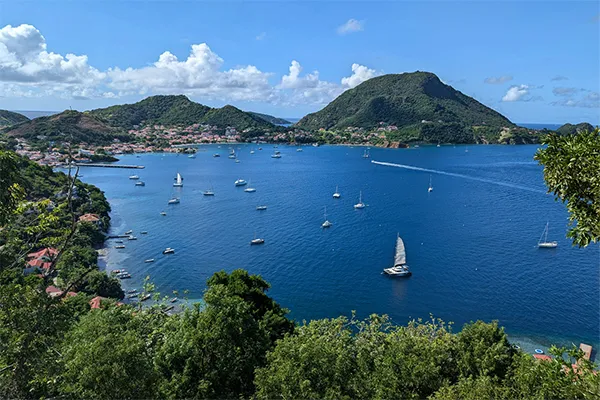 Vue panoramique sur la baie de Terre-de-Haut aux Saintes, l une des plus belles baies du monde, avec de nombreux voiliers et 