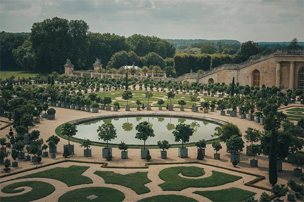 Vue panoramique sur l Orangerie et les jardins à la française du Château de Versailles, avec son bassin circulaire central, s