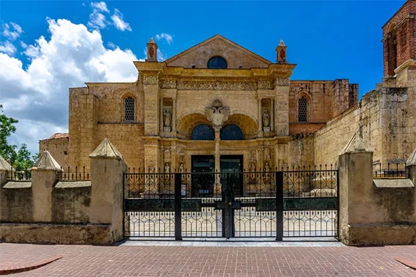 Façade de la Cathédrale Sainte-Marie de l'Incarnation de Saint-Domingue, la première cathédrale des Amériques. Un joyau 
