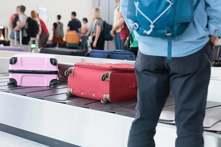 Valises sur un tapis roulant dans un aéroport 