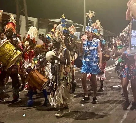 Défilé de groupes à po au Gosier en Guadeloupe