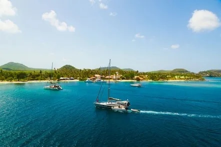 Yatch sur la mer en Martinique