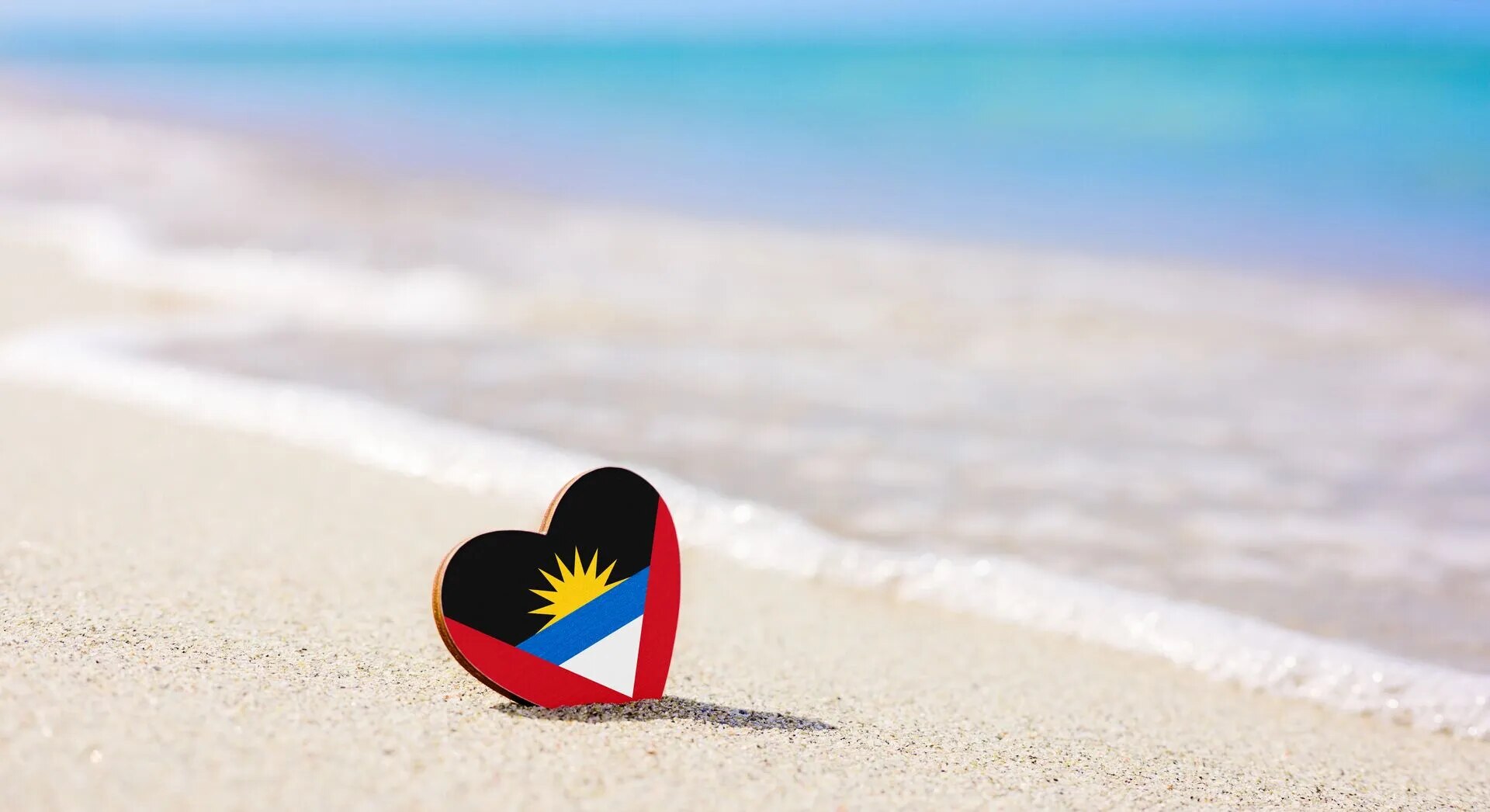 Drapeau d'Antigua-et-Barbuda en frome de cœur