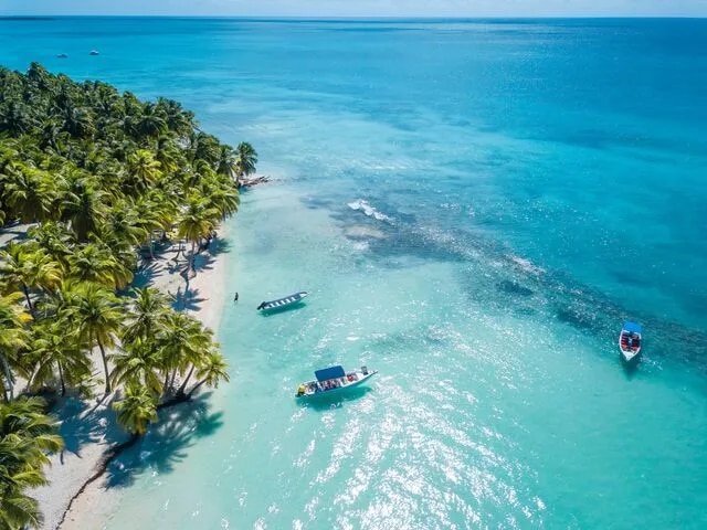 Vue aérienne sur l'île de Saona