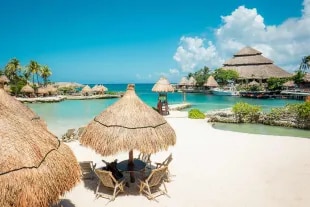Plage caribéenne et lagon par beau temps en été. Cancun, Mexique.
