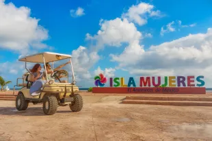 Couple conduisant voiturette à Isla Mujeres