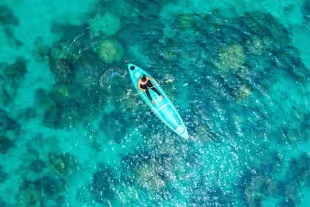 Femme qui fait du kanöe Kayak