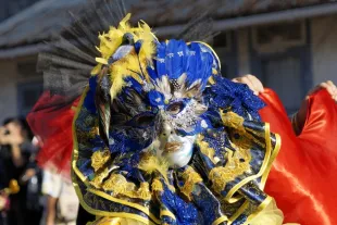 personne portant un masque touloulou