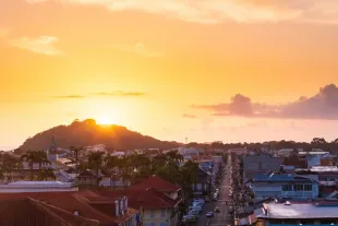 soleil levant sur la ville de Cayenne