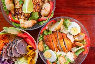 Plats raffinés de la gastronomie guadeloupéenne : salades gourmandes, poisson et fruits de mer frais, illustrant la diversité des meilleurs restaurants de l'archipel comme La Playa ou Le Rhumarin.