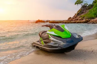 Randonnée en jet ski sur les eaux cristallines de Guadeloupe. Exploration des meilleurs spots comme Le Gosier ou Port-Louis pour une aventure inoubliable avec sensations fortes et découverte des îlets.