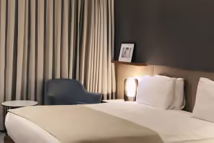 Chambre luxueuse dans un hôtel 4 ou 5 étoiles aux Trois-Îlets ou Sainte-Luce en Martinique. Hébergement haut de gamme pour un séjour inoubliable face à la mer des Caraïbes.