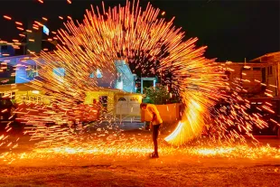 Célébration festive et lumineuse lors du Carnaval de Guyane. Une explosion de joie et de rythmes traditionnels comme le Kaséko pour accompagner les bals paré-masqués et les défilés de rue.