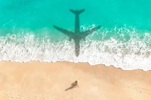 Avion au dessus de la plage
