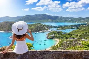 Vue panoramique sur une baie turquoise avec bateaux et collines verdoyantes