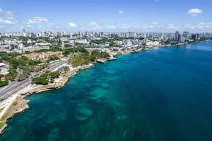 Vue aérienne du littoral de Saint-Domingue