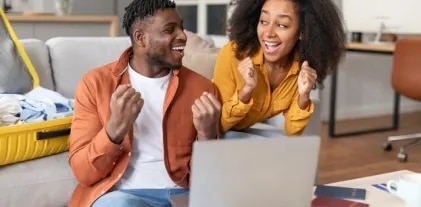 Couple avec ordinateur